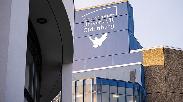 Schriftzug am Gebäude der Uni Oldenburg