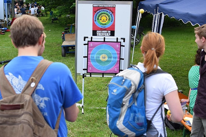 Einige Gäste nehmen beim Sommerfest 2017 am Spiel des Personalrats teil.