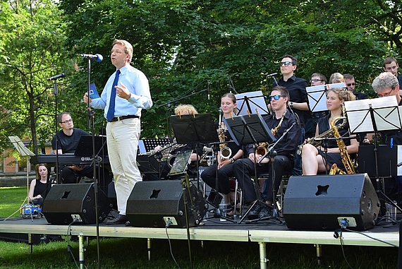 Der Präsident der LUH begrüßt beim Sommerfest 2017 die Gäste.