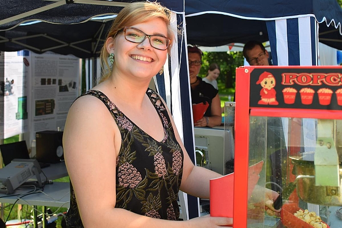 Ein Mitglied der JAV verteilt beim Sommerfest 2017 Personalrat an Gäste.