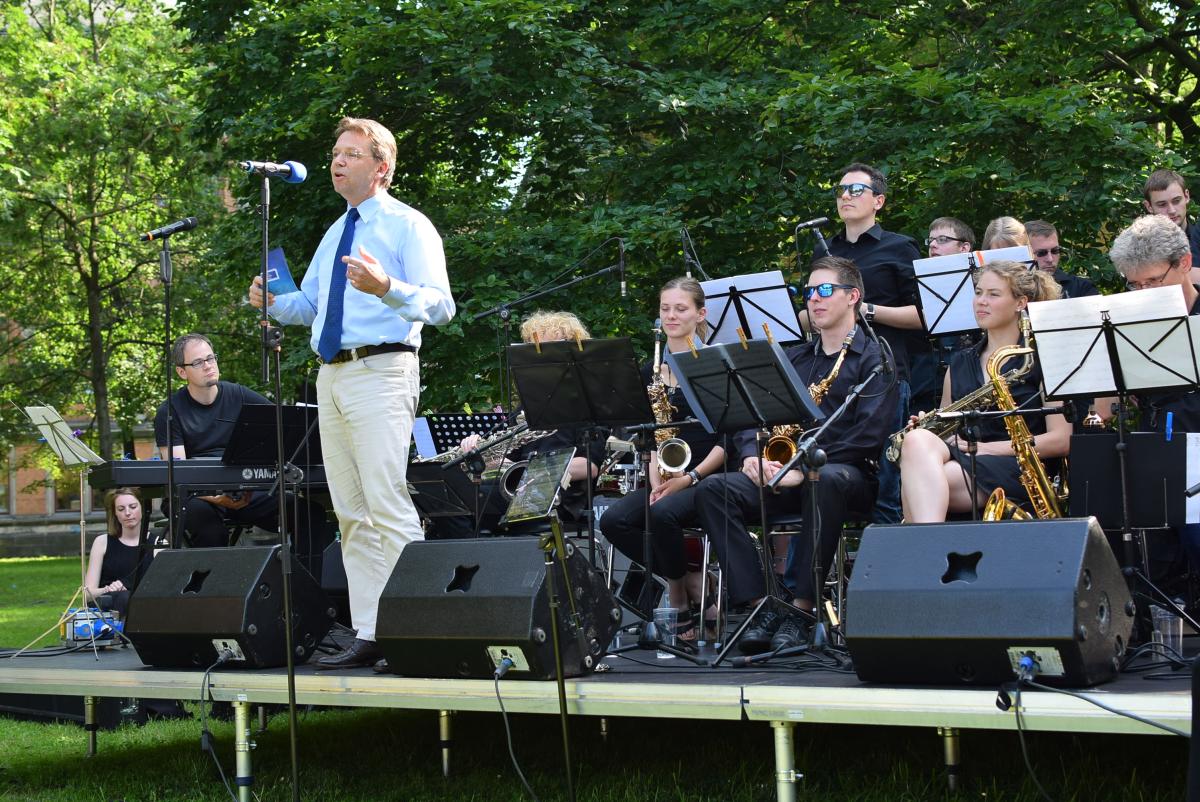 Der Präsident der LUH begrüßt beim Sommerfest 2017 die Gäste.