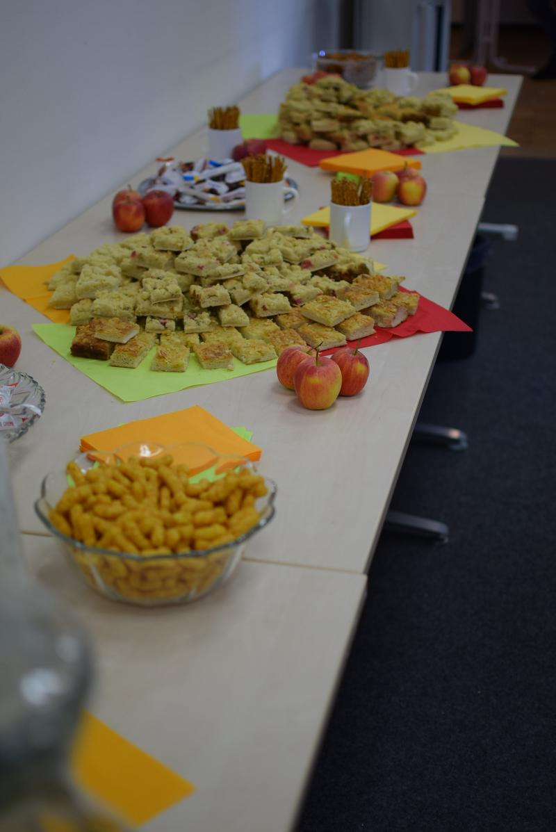Beim Tag der offenen Tür stehen Kuchen, Knabbereien und Getränke auf einem Buffet.